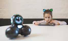 Höstlov Kreativ teknik Är du nyfiken på kreativ teknik med VR, robotar och enkel programmering? Kom till oss och lek, lär och prova på! För barn från 6 år. Flerspråkig personal. Drop-in.