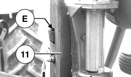 väng upp de båda rotorenheterna i transport-positionen (H2). Använd därtill den enkeltverkand styrventilen (T). 7.