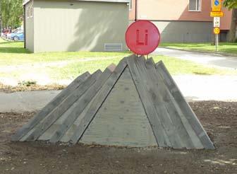 Litium Skulpturen är placerad mellan Vikingavägen/Utgårdsvägen Den ska symbolisera hur den då okända mineralen Petalit upptäcks i en gruva på Utö, av den brasilianska mineralogen José Bonifacio de