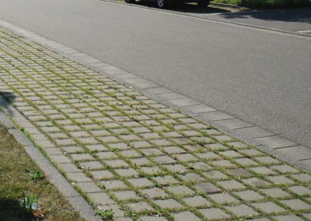 Det armerade gräset förekommer på andra platser i området. Längs gatan placeras ett ett enkelt trästaket.
