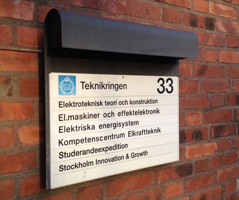 Entréskylt Skylt vid var entré som har en eller flera avdelningar eller institutioner med fast adress hit. Monteras i anslutning till dörr.