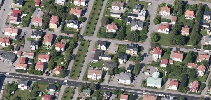 Söder och öster om staden byggdes de första förorterna som t.ex. Stadsmon och Stenhammaren, bestående av trähus i en till två våningar.