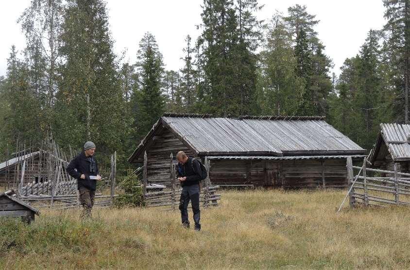 Bo Karlstens, t.v., och Lennart Vessberg genomsöker täkten på Nedre Tandberget.