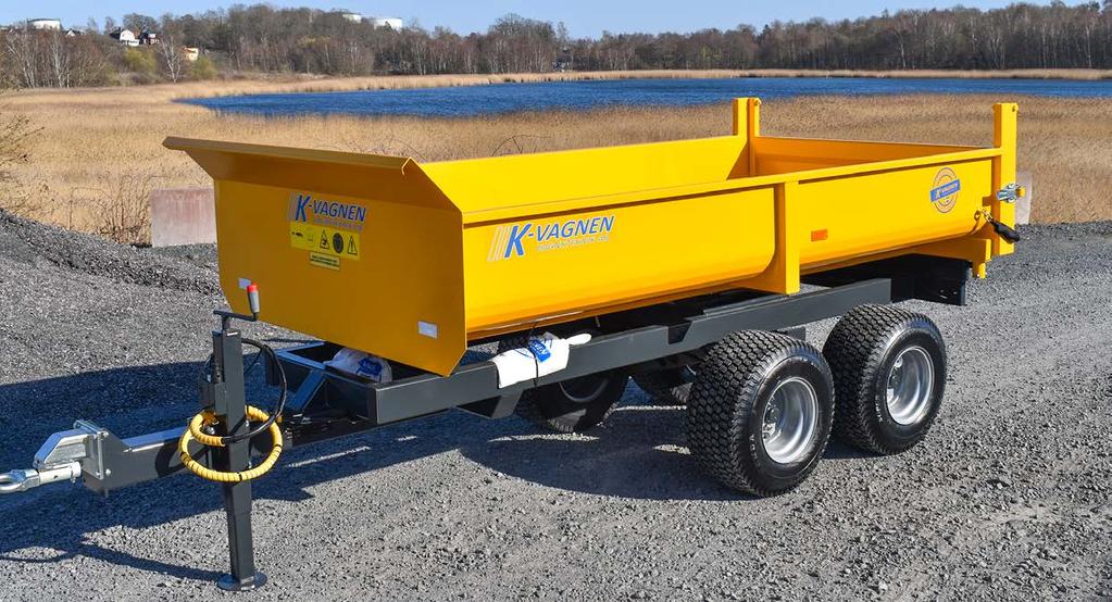 SCHAKTVAGN K-3000T1 Schaktvagn med boggi, lackeras i valfri färg Innermått, flak Plåttjocklek K-SC30 4200 mm 1570 mm Volym 1,8 m 3 Tippvinkel 55 Tjänstevikt Maxlast Totalvikt Max hastighet Hjul 3000