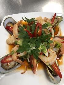 SKALDJUR 28. Seafood mix - Yam seafood mix 169 kr Kryddstark thailändsk sallad med tigerräkor, bläckfisk och musslor 30.