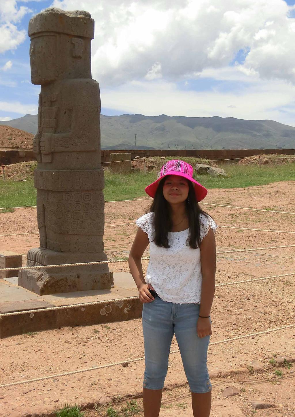 Tiwanaku, jag står bredvid en stor staty i ruinstaden Tiwanaku. Vi står utanför porten till barnhemmet som jag kommer ifrån, jag och mamma. Carlos de Villega. La Paz från Telefericon.