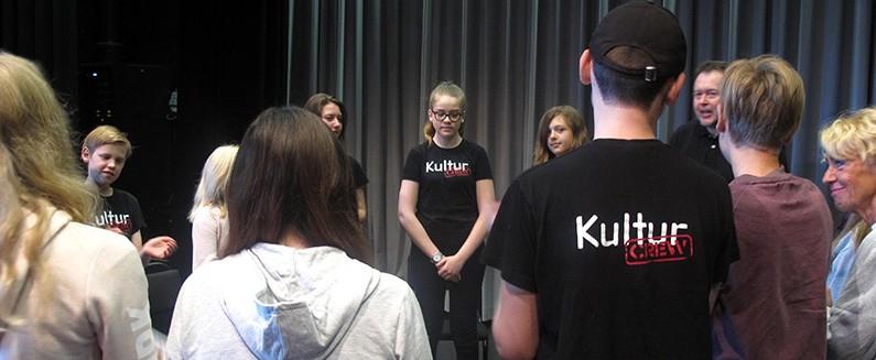 VÄRDSKAP Ni kan vara flera värdar och det är också möjligt att kombinera rollen som värd med en av de andra uppgifterna som teknik eller marknadsföring Värdarnas uppgift är att få artisterna att
