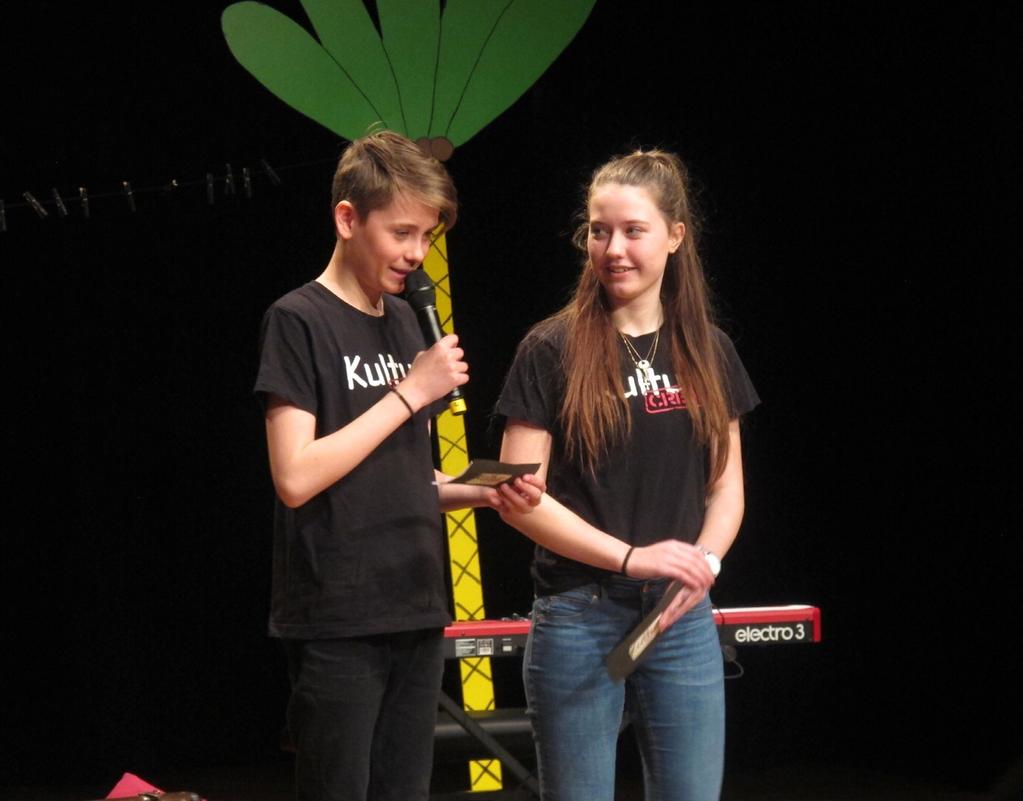 PRESENTATION fråga artisterna om de själva vill hälsa välkomna före arrangemanget. Några artister vill inte ha en presentation, andra vill gärna att man gör det.