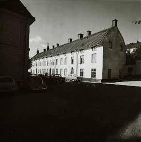 VY ÖVER FASTIGHETEN 1958. FOTO: L AF PETERSENS. SSMF7772 Det tvåvåniga stenhuset på Barnängens gård 3 uppfördes 1741 som ett verkshus för Barnängens fabriker.