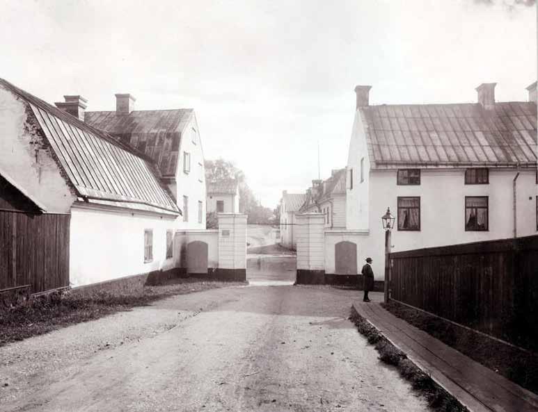 GRINDEN TILL BARNÄNGENS TEXTILFABRIK 1906. DEN AKTUELLA BYGGNADEN SYNS TILL HÖGER. FOTO: LARSSONS ATELJÉ. SSMC000567 övriga enklare byggnaderna.