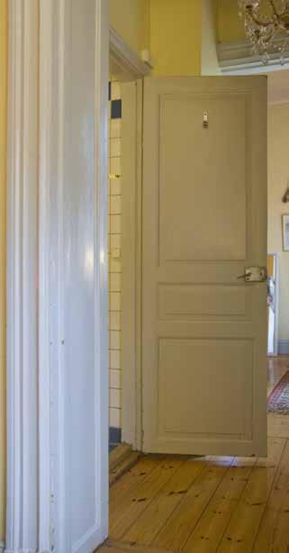 I rummen förekom omväxlande gröna kakelugnar av modell mindre och så kallade järnkakelugnar. I bostadsrummen fanns väggfasta våningssängar och i en del av dem fanns murade köksspisar med kakelugn.