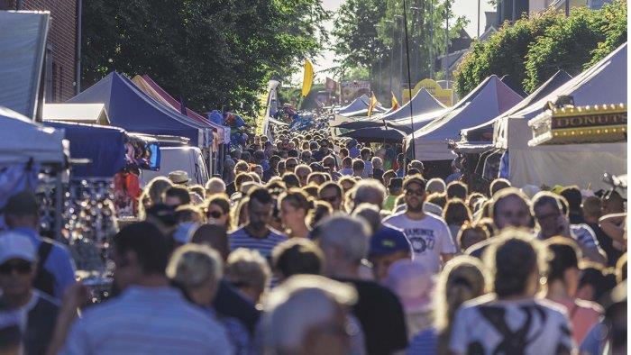 HÖRBY MARKNAD Välkommen till Hörby Marknad, en folkfest där gatorna i centrala Hörby blir ett myller av knallar och besökare Vi åker med Skåne Expressen 1 klockan 11.10 Vi åker från Hörby klockan 15.