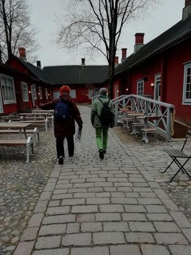 första byggnaden i Åbo som hade en hiss för bilar. På platsen där dagens Halonen nu finns uppstod i slutet av 1960-talet Centrum, näst efter Helsingfors Stockmann det största varuhuset i Finland.