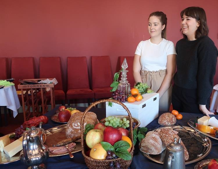 evenemanget på hösten i stället. Luckans språkbadskaffe hade temat mat, vilket uppskattades av deltagarna. Ätbart stilleben vid berättarcafé på Åbo svenska teater.
