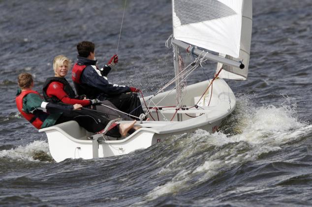 Seglarskola 2014 Nu är tid att anmäla ditt barn, barnbarn eller någon du känner till vårens seglarskola i Juniorsektionen.