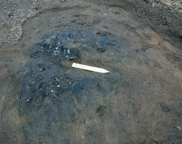 Anläggningar Gravar Ytterligare fyra brandgravar påträffades vid förundersökningen, vilket visar att den brandgrav som påträffades i utredningen sannolikt ingår i ett större gravfält.
