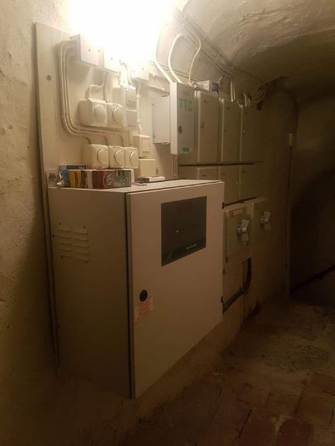 I Rikssalen finns det mycket elektronik som potentiellt skulle kunna ge upphov till brand. Det mesta i rummet är konstruerat i trä, vilket innebär att det finns gott om brännbart material.