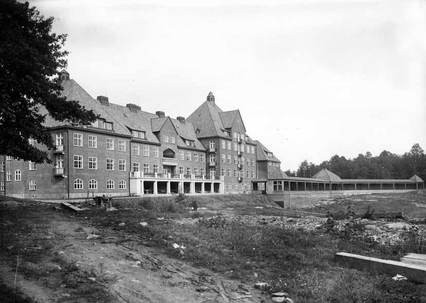 17(41) nader. I dag är södra delen av skoltomten utbyggt med två byggnader som omfattar ca 1100 m². I centrala delen av området ligger f.d. Renströmska sjukhuset med tillhörande byggnader.