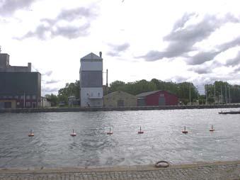 2004-07-22, reviderad 2008-12-17 Hamnkontoret, utanför bild Konsthall, bakom Spannmålsmagasin Magasin, Odalmannen Odalmannen Silo Centralföreningen Brädgård och Daniscos silo, bakom Silo AB J