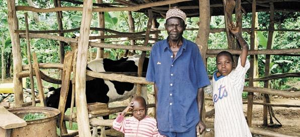 Nu vill jag att någon av mina grannar ska få samma möjlighet som jag. millenniemål 1: UTROTA FATTIGDOM OCH HUNGER Masambo Davis är över 80 år men en mycket pigg åldring.