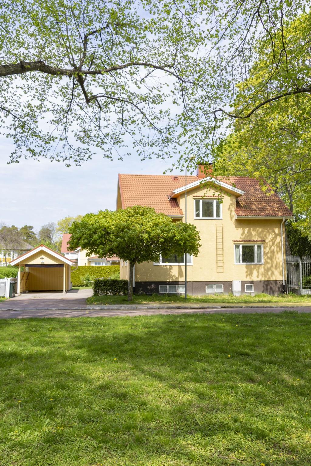 ostadshus vid Norra Esplanadgatan 13 A i Mariehamn Vacker kaptensvilla från 1952 i 1½ plan på