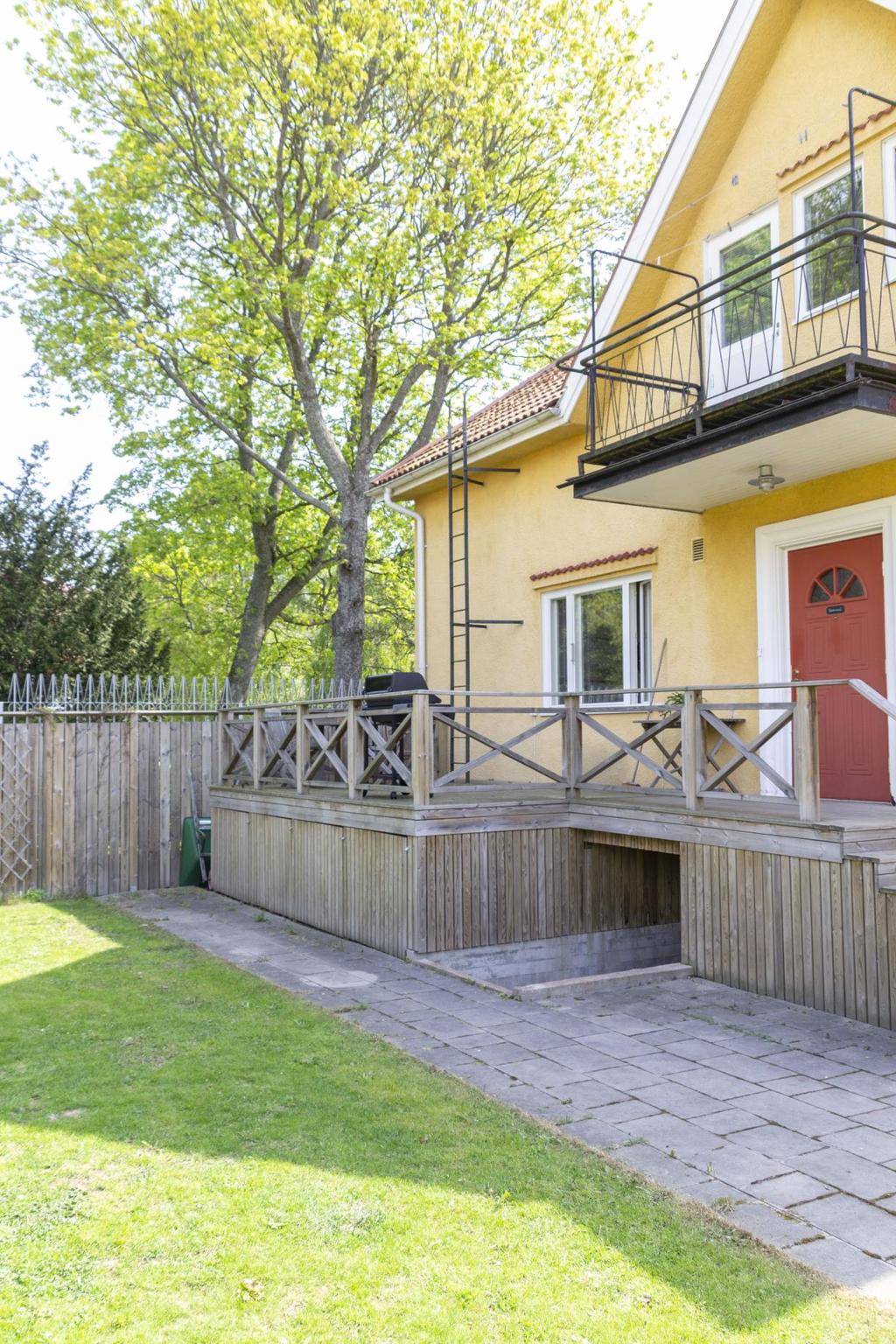 EXTERIÖRT Tomten är 400 m 2 stor och är till större delen anlagd med gräsmatta försedd med vissa egna planteringar.