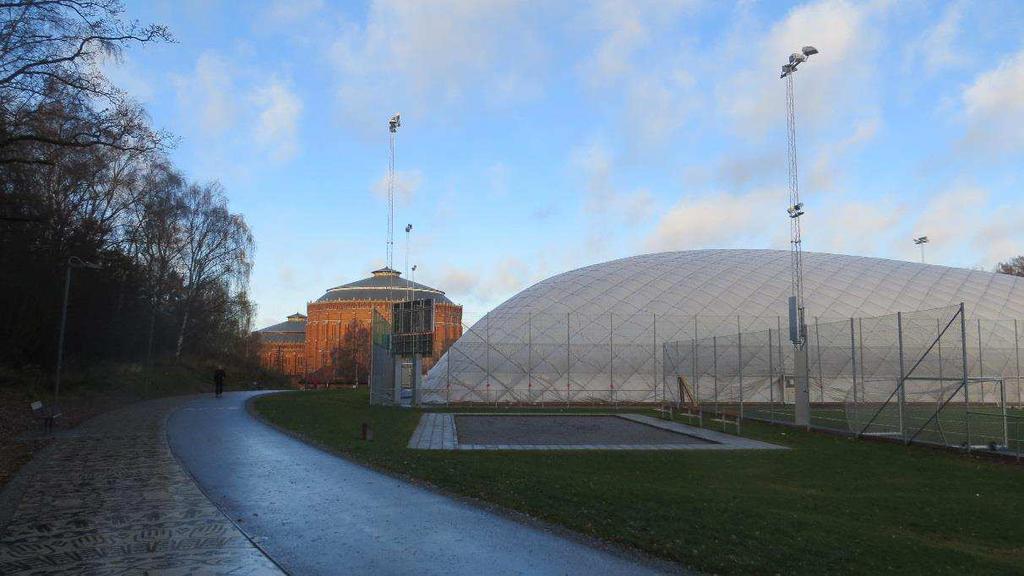 Figur 2. Dagens vy under vintertid från västra delen av dalstråket (Cedervall Arkitekter, 2013). 2.3 Planförslaget den upphöjda hallen Den upphöjda idrottshallen är ca 6 meter hög ut mot idrottsplanerna och dalstråket i söder.