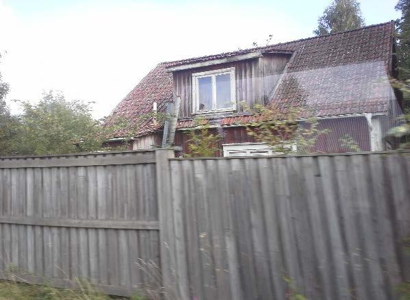 Det flacka landskapet gör dock att vägen upplevs från ett relativt stort område, man både hör och ser trafiken på långt håll. Det finns flera gårdar med boende i direkt anslutning till vägen.