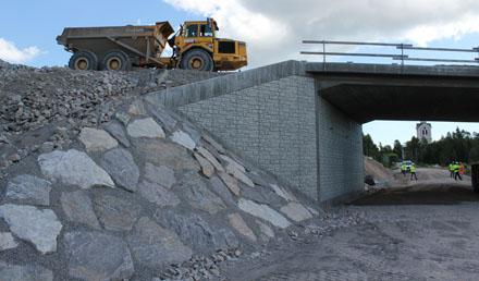 Ordnad stenfyllning med grus mellan stenarna. Här lagt på brokonen och inte under brobanan som föreslaget. Portar under vägen ska anpassas efter dess användningsområden och samspela med omgivningen.