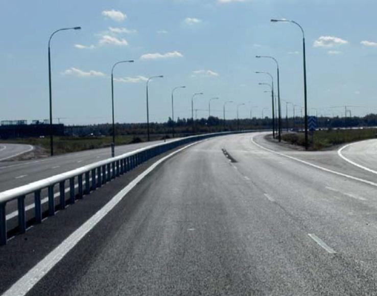 För att ha en så smal mittsektion som möjligt sätts ett dubbelsidigt mitträcke. Det mitträcke som bör väljas är galvat ellipsformat rörräcke på rund stolpe.