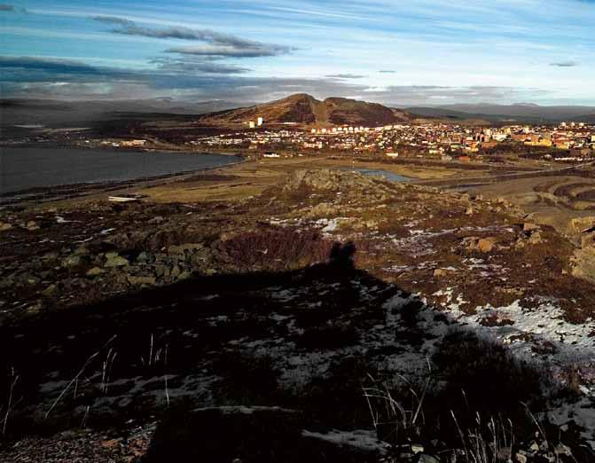 Vy över Kiruna. I förgrunden deformationsutbredningen från Kiirunavaara, där sättningarna närmar sig Bolagsområdet och järnvägen.