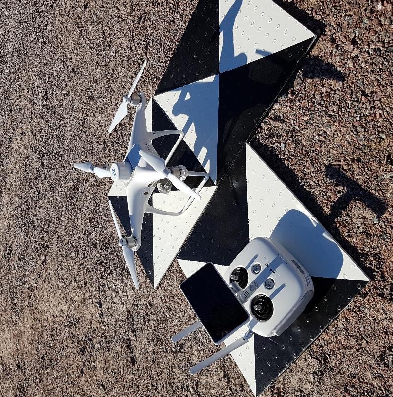 Figur 10. Quadcopter med tillhörande styrdator. Flygfotograferingen planerades med hjälp av styrdatorn med den tillhörande GS RTK-applikationen.