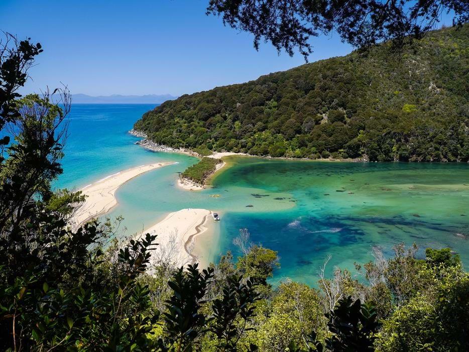 Dag 9 Abel Tasman Nationalpark Tidig morgon tar vi båten över Cooksundet. James Cook kom till Nya Zeeland 1769 och har fått namnge både detta sund samt landets högsta berg.