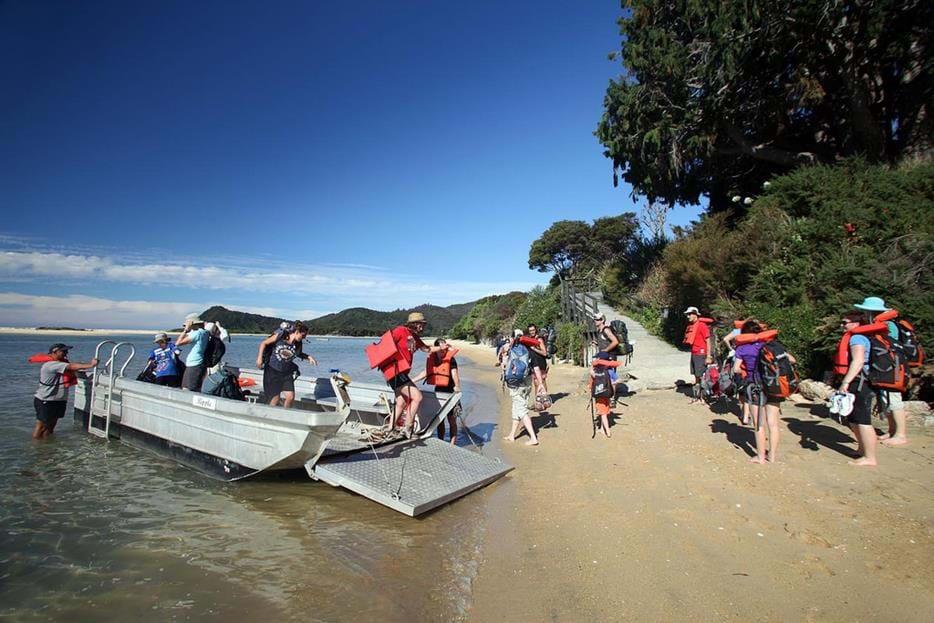 Vi åker genom det historiska sundet Queen Charlotte som är en del Marlborough Sounds innan vi når hamnstaden Picton på Sydön.