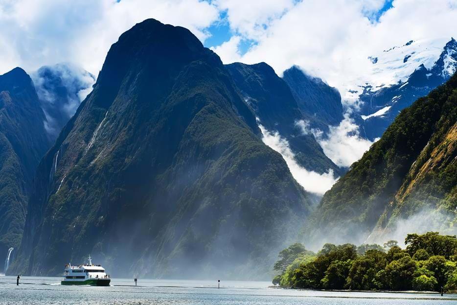 Dag 18 Vandring Te Anau, Queenstown Idag åker vi tillbaka till Queenstown. Vi börjar dagen med en trevlig vandring längs Te Anaus vackra sjö som är Nya Zeelands näst största.