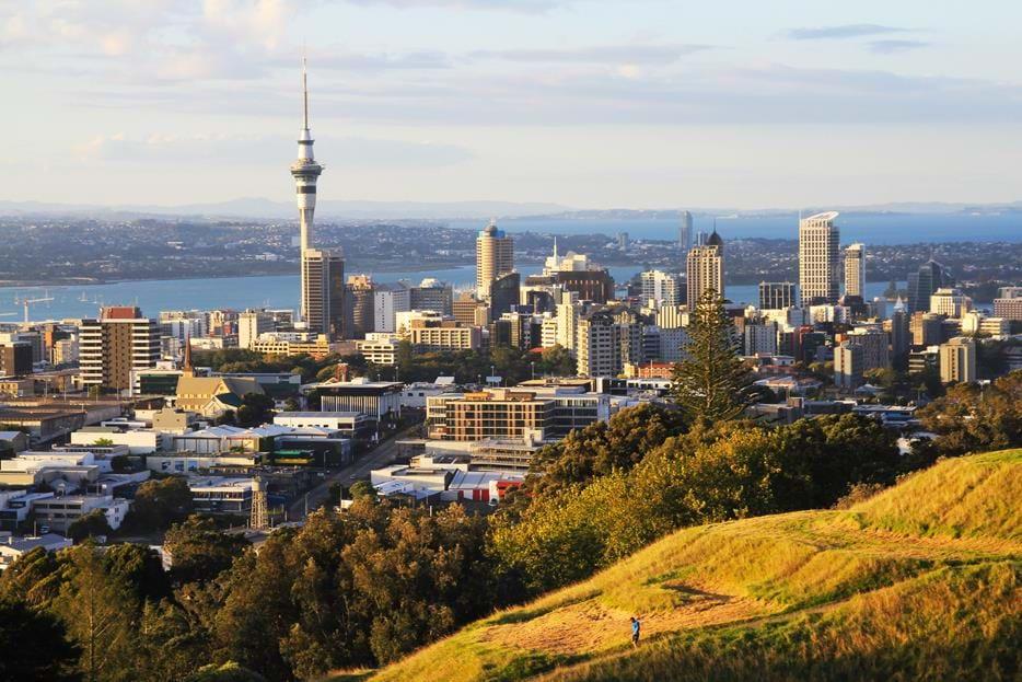Resplan Dag 1-3 Flyg till Auckland Vi flyger till Auckland med byte på vägen. Ankomst tidig morgon dag 3. Tidsskillnaden är 12 timmar. Transfer till hotell.