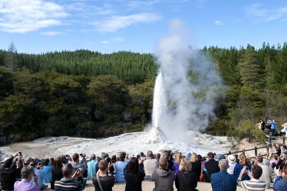 Dag 5 Rotorua Idag lämnar vi Auckland och åker knappt 25 mil söderut. Målet för dagen är Rotorua, ett geotermiskt område som fortfarande är väldigt aktivt.
