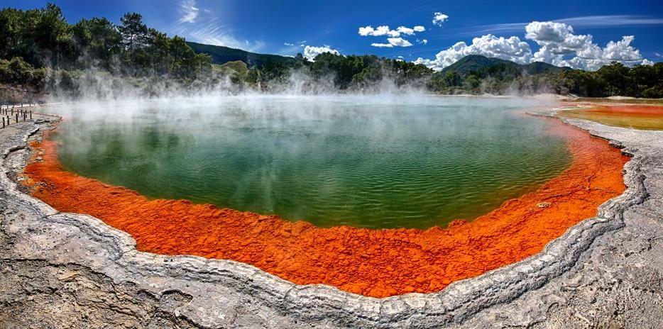 Dag 6 Rotorua - Ohakune På morgonen ser vi mer av det speciella landskapet runt Rotorua. Vi ska utforska den geotermiska delen som kallas Wai-O-Tapu som på maoriernas språk betyder heligt vatten.