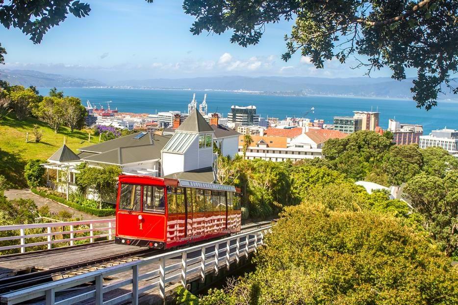 Dag 8 Wellington En hel dag att utforska Nya Zeelands trevliga huvudstad Wellington. Med en befolkning på endast 200 000 är staden betydligt mindre än den forna huvudstaden Auckland.