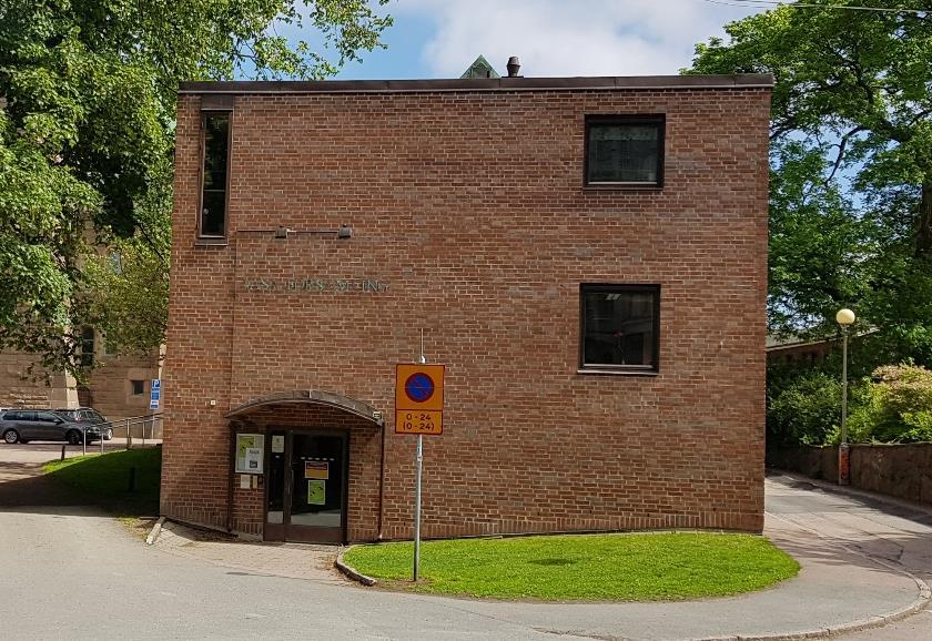 På planen framför kyrkan kan man Studieförbundet endast lämna och Vuxenskolan, hämta passagerare. www.sv.