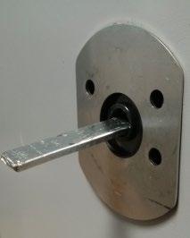 2.2. Förbered dörren 1. Ta bort det befintliga vredet från dörrens insida.