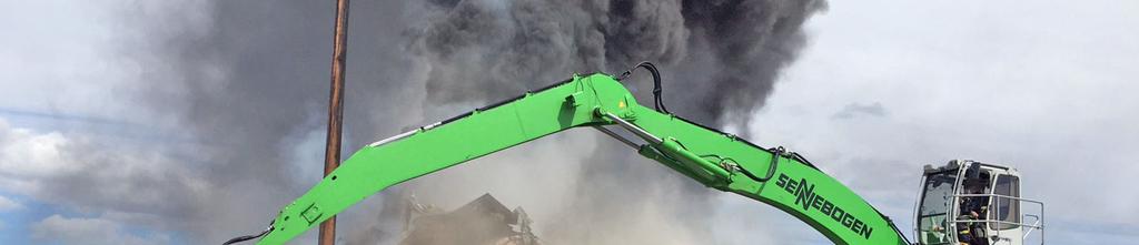 Bild 4 Hjulgrävare som rensar kring cylindrarna i kreosotverket. Foto tagen av räddningstjänsten under insatsen.