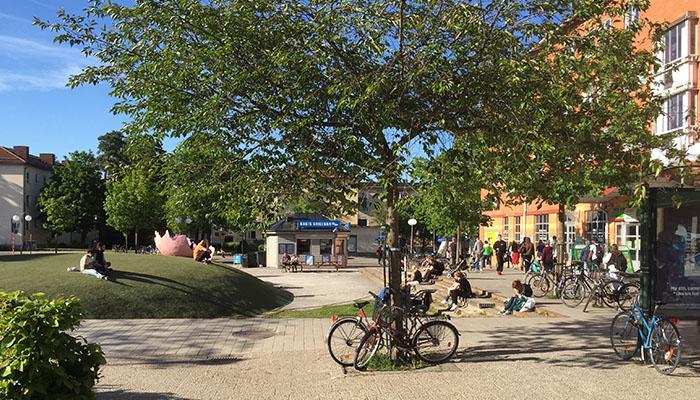 Mötesplatser skapar bättre förutsättningar för social hållbarhet. Här ett torg i Bagarmossen. Foto: Krister Sernbo.