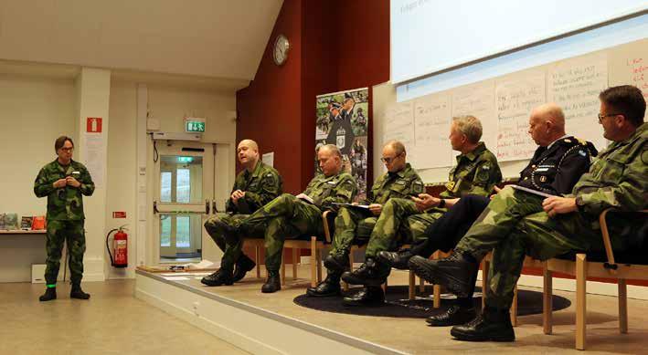 Har vi olika ledarskap inom de olika försvarsgrenarna? Den och många fler frågor diskuterades under en uppskattad paneldebatt där bland annat försvarsgrensförvaltarna ingick.