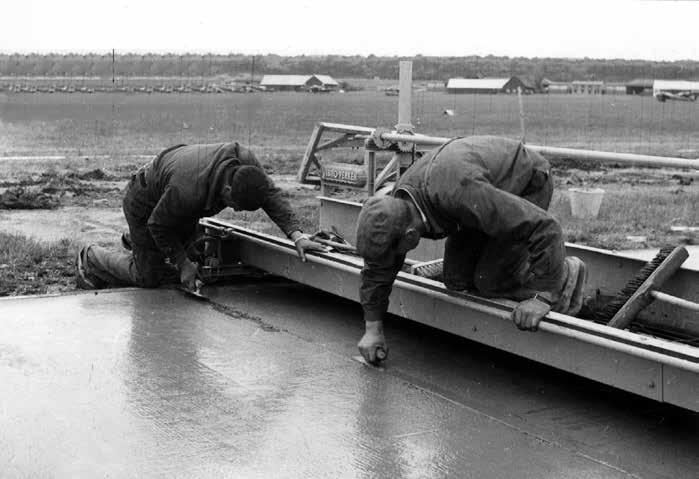 I väntan på att flottiljen skulle tillföras A 32A Lansen ombeväpnades flottiljen 1953 med J 28B Vampire.