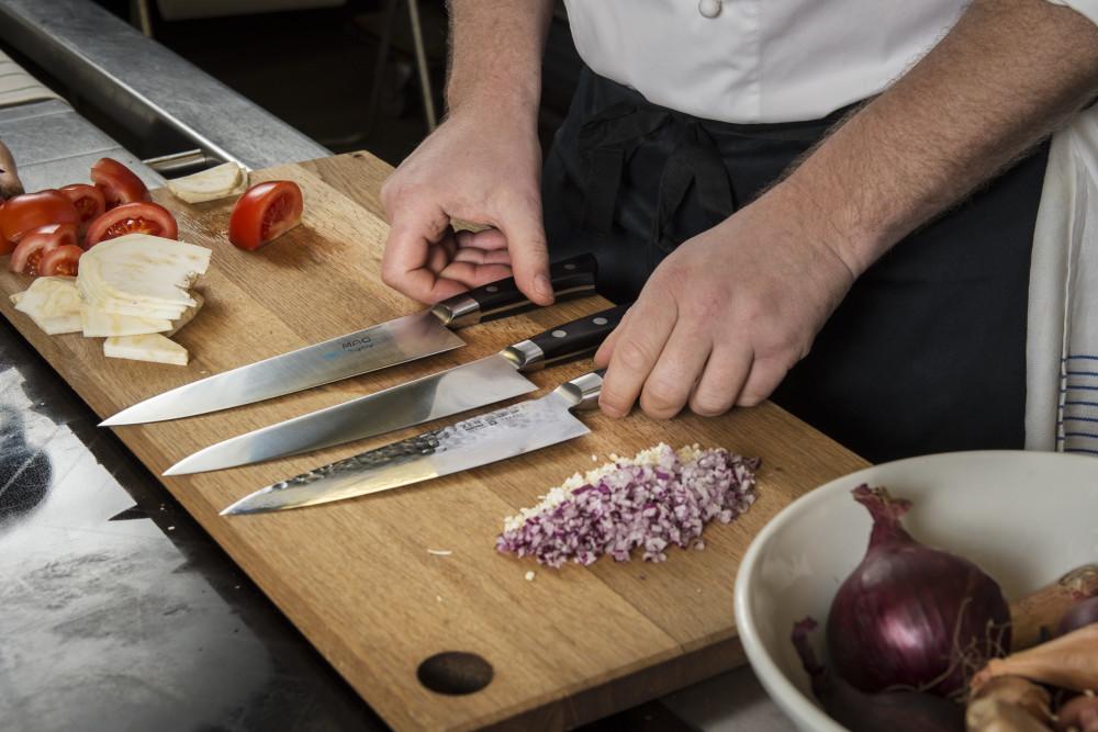 FAKTA SÅ GJORDES TESTET Kocken Markus Löfgren, verksamhetschef och lärare i knivteknik på Restaurangakademien i Stockholm, skivade rotselleri för att se hur knivarna klarade lite grövre arbeten.