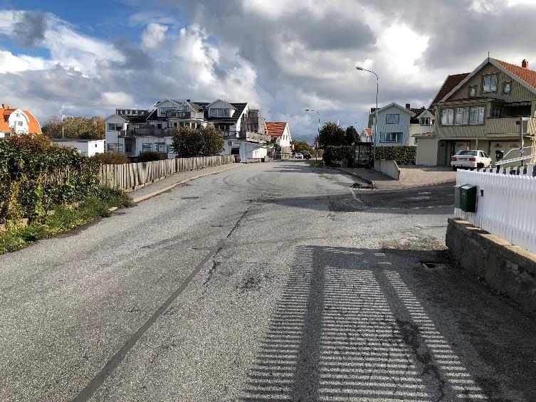 2. GC-vägen ska ansluta på norra sidan av Skarviksvägen. Tvärs över vägen, på södra sidan, möter Mossvägen Skarviksvägen. Mossvägen har en brant lutning och sikten i korsningen är delvis skymd.