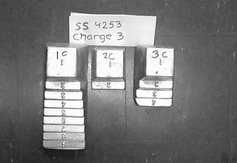 SVENSKA GJUTERIFÖRENINGEN - 11 - Varmhållningsugnen innehåller mycket få oxider, enstaka oxidskinn och kompakt oxid. 4.2.3 Försök med SS 4253, charge 3 Smältan innehöll ca 50 % skrot.
