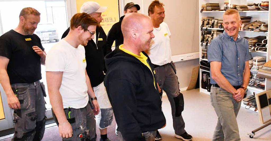 Stämningen är god bland Miljönärens medarbetare i Karlstad.