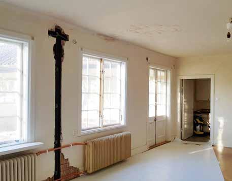 Det handlar om en fastighet som byggdes 1920. Boende har sedan dess kommit och gått, men inget i huset har renoverats sedan 1948.